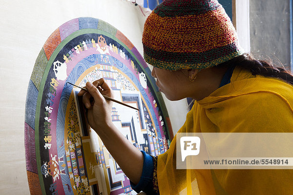 Frau malt ein Mandala  Kathmandu  Nepal