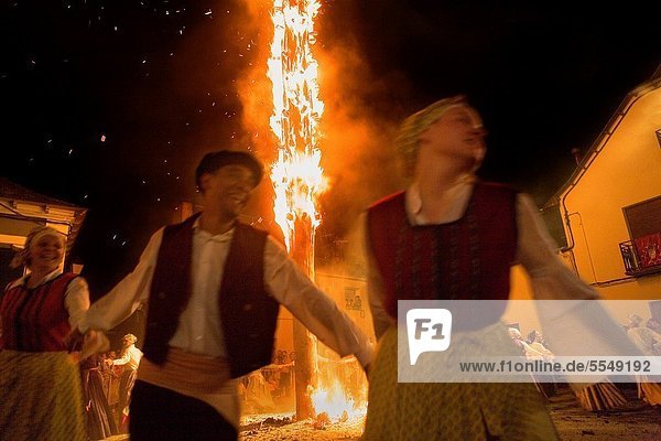 Drehzahlmesser Fest festlich Tradition Party Sommer tanzen Quadrat Quadrate quadratisch quadratisches quadratischer Dorf verbrannt Länge Tanne 11 Katalonien Pyrenäen Spanien Jahr