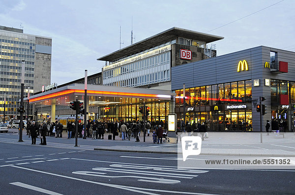 Hauptbahnhof  Abendlicht  Essen  Ruhrgebiet  Nordrhein-Westfalen  Deutschland  Europa  ÖffentlicherGrund