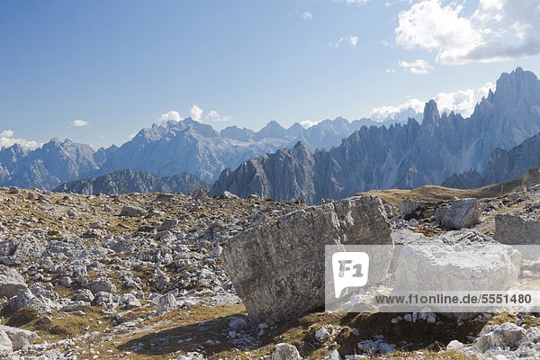 Aussicht vom Drei-Zinnen-Wanderweg  Dolomiten  Italien  Europa
