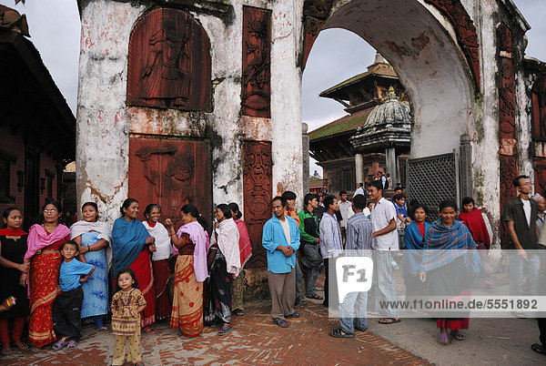 Nepalesen in traditioneller Kleidung  Bhaktapur  Kathmandu-Tal  Nepal  Asien