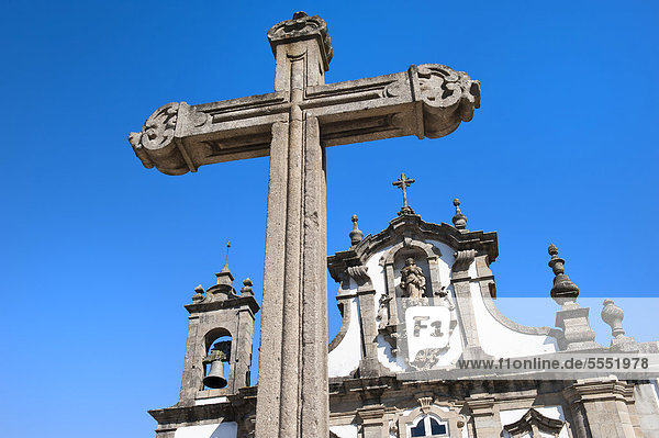 Kreuz vor der Santo Antonio dos Capuchos Kirche  Guimaraes  UNESCO-Weltkulturerbe  Provinz Minho  Portugal  Europa
