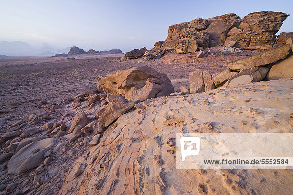 Felsen im Morgenlicht Wadi Rum Wüste Jordanien Vorderasien