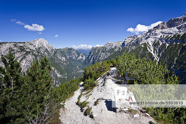 Aussicht beim Aufstieg zum Monte Piano  Klettersteig im Hochpustertal  hinten das Höhlensteintal  Dolomiten  Südtirol  Italien  Europa