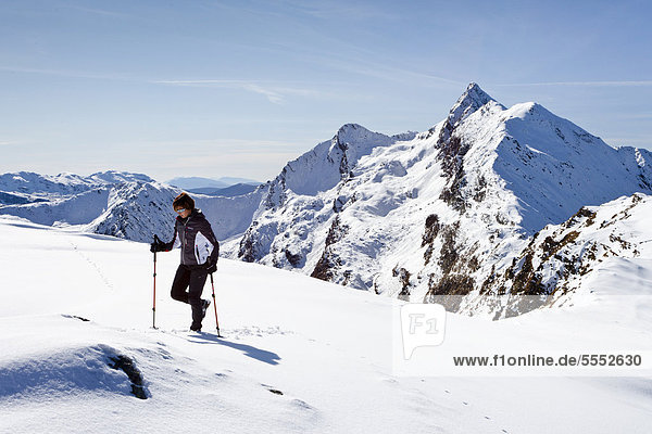 Wanderin auf der Röthenspitz oberhalb vom Penser Joch  hinten der Gipfel des Penser Weißhorns  Sarntal  Südtirol  Italien  Europa