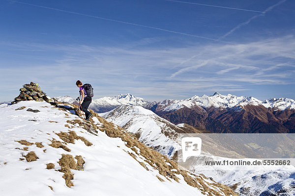Wanderer beim Aufstieg zur Röthenspitz oberhalb vom Penser Joch  hinten das Gebirge des Pfitschertals mit dem Hochfeiler  Sarntal  Südtirol  Italien  Europa