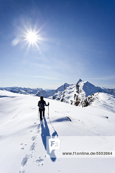 Wanderer auf der Röthenspitz oberhalb vom Penser Joch  hinten der Gipfel vom Penser Weißhorn  Sarntal  Südtirol  Italien  Europa