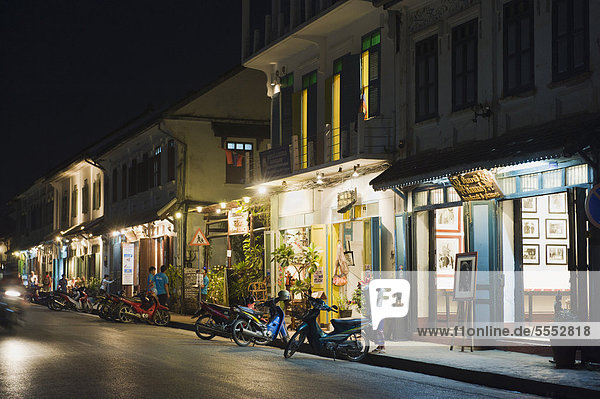 Geschäfte und Restaurants in der Hauptstraße  Sisavangvong Road  Nacht  Luang Prabang  Laos  Indochina  Asien