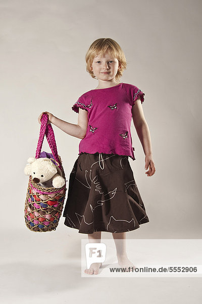 Mädchen  5 Jahre  mit Teddybär in Tasche