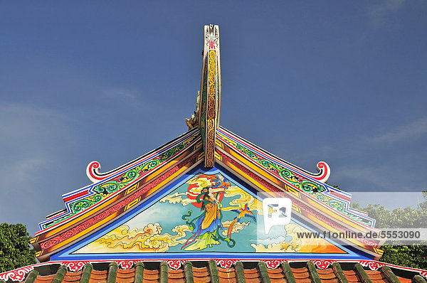 Giebelfeld  Xiwangmu  auch Hsi Wang Mu  eine der ältesten chinesischen Gottheiten  Daoismus  Chinesischer Tempel in der Ho Road  Wat Putaugongmaa  Nong Khai  Thailand  Asien  ÖffentlicherGrund