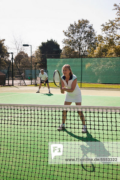 Senior und Reifen Erwachsenen Tennis spielen