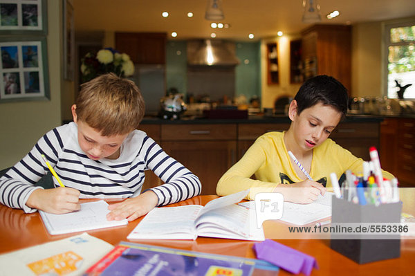 Junge - Person Tisch Hausaufgabe