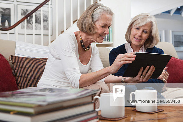 Ältere Frauen beim Betrachten des digitalen Tabletts
