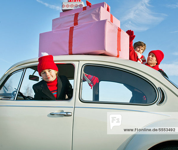 Familienauto mit ausgewogenen Geschenken auf dem Dach