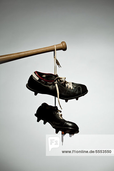 Schuhe hängen am Baseballschläger
