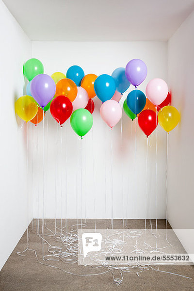 Bunte Luftballons im Raum