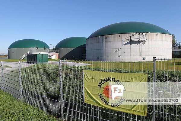 Schild Atomkraft Nein Danke am Zaun vor einer Biogasanlage Schleswig-Holstein Deutschland