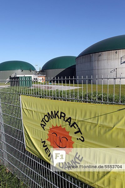 Schild Atomkraft Nein Danke am Zaun vor einer Biogasanlage Schleswig-Holstein Deutschland