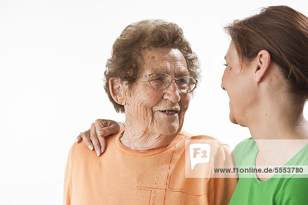 Lächelnde reife und alte Frau umarmen sich