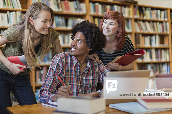 Zusammenhalt  lernen  Bibliotheksgebäude  Student