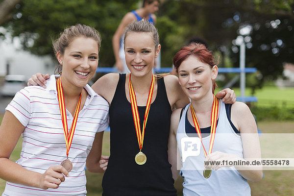 Frauen mit Medaillen im Park