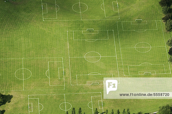 Luftaufnahme von Fußballfeldern im Feld