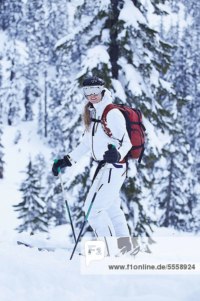 Skifahrer  lächeln  Schnee  Hang