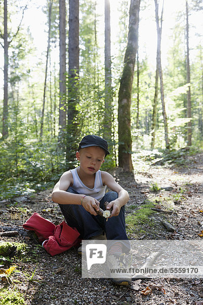 Junge spielt im Wald