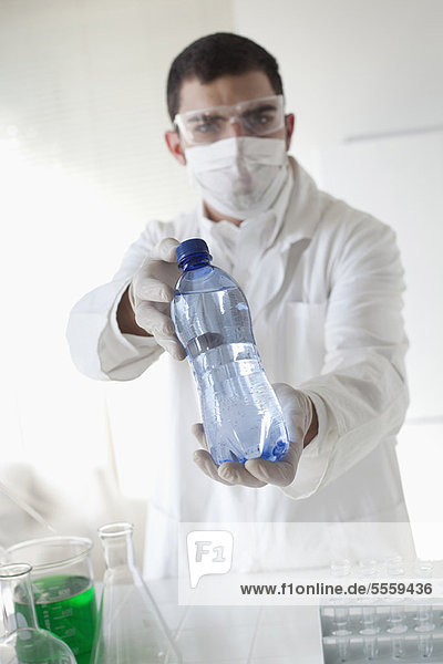 Wissenschaftler mit Wasserflasche im Labor