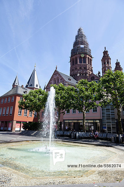 Springbrunnen am Höfchen und der Dom zu Mainz  Mainz  Rheinland-Pfalz  Deutschland  Europa