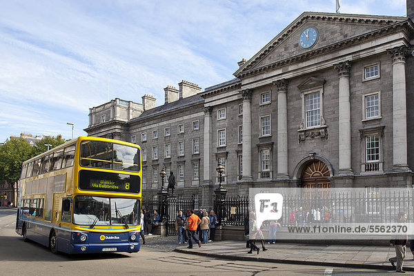 Ein Doppeldeckerbus vor dem Trinity College  der Universität von Dublin  in Dublin  Irland  Europa