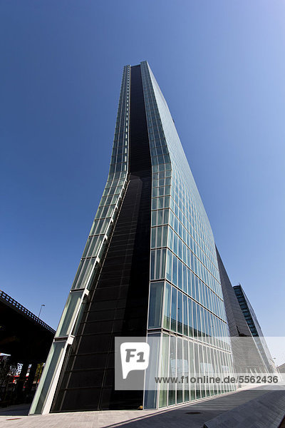 Der CMA CGM Tower  ein 147 m hoher Wolkenkratzer  entworfen von Zaha Hadid im Jahr 2004  in EuromÈditerranÈe  dem zentralen Geschäftsviertel von Marseille  Frankreich  Europa