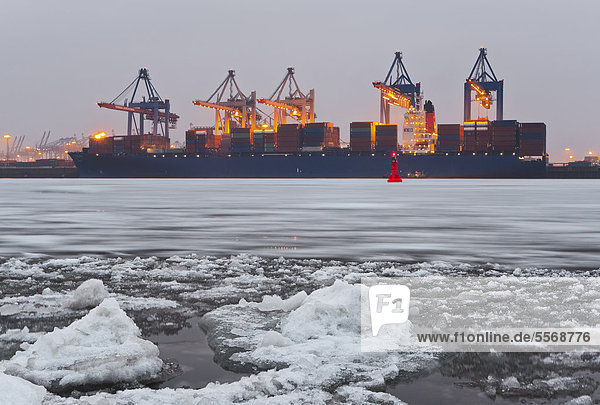 Treibende Eisschollen auf der Elbe in Hamburg mit dem Hafen im Hintergrund  Deutschland