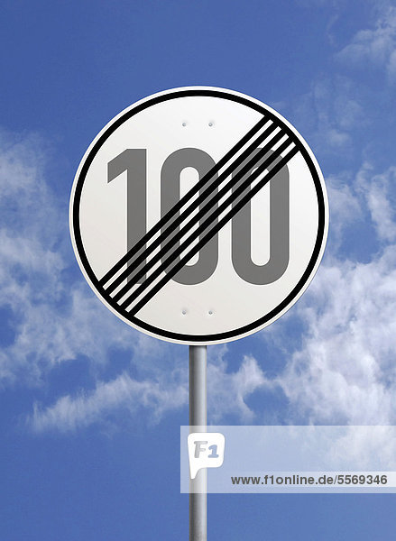 Verkehrsschild  Ende der zulässigen Höchstgeschwindigkeit 100 km h vor blauem Himmel