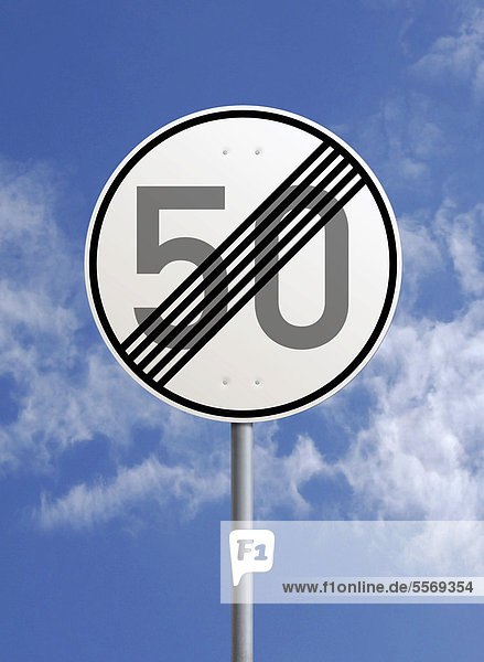 Verkehrsschild  Ende der zulässigen Höchstgeschwindigkeit 50 km h vor blauem Himmel