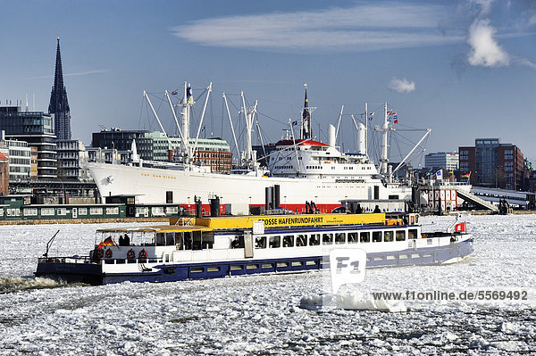 Fahrgastschiff im winterlichen Hamburger Hafen  Hamburg  Deutschland  Europa