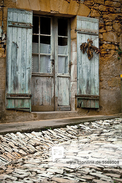 Alte Tür in einem Dorf  Aquitanien  Tal der Dordogne  Frankreich  Europa