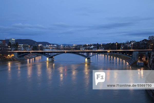 überqueren Europa Brücke Fluss Abenddämmerung Basel Schweiz