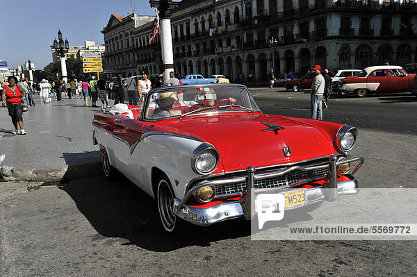 Ford Cabriolet offener Oldtimer der 50er Jahre im Zentrum von Havanna Centro Habana Kuba Große Antillen Karibik Mittelamerika Amerika