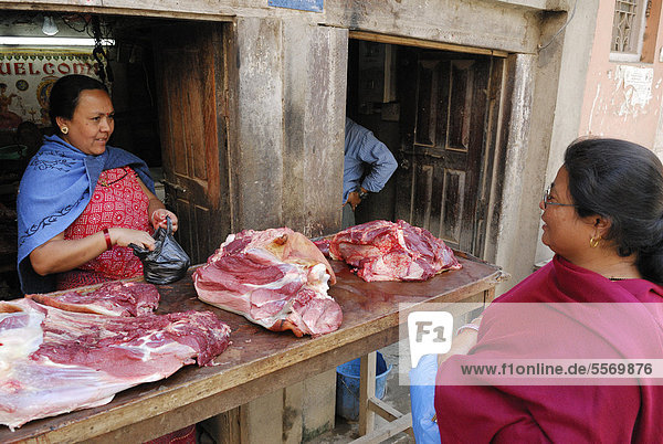 Frau verkauft Fleisch  Kathmandu  Nepal  Asien