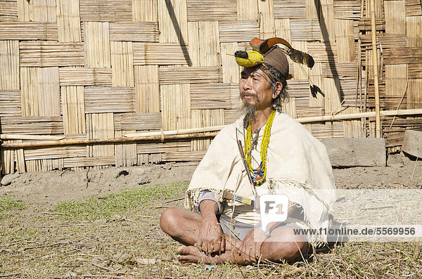 Old man of the Nishi tribe still wearing the typical head-dress including the beak of the hornbill bird  Tago village  Arunachal Pradesh  India  Asia