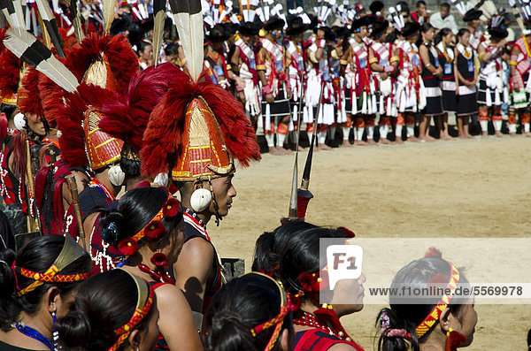 Krieger von verschiedenen Stämmen warten darauf  Ritualtänze beim Hornbill Festival aufzuführen  Kohima  Nagaland  Indien  Asien