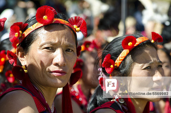 Frauen des Sangtam Stammes warten darauf  rituelle Tänze beim Hornbill Festival aufzuführen  Kohima  Nagaland  Indien  Asien