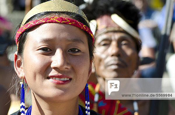 Frau des Phom Stammes wartet darauf  rituelle Tänze beim Hornbill Festival aufzuführen  Kohima  Nagaland  Indien  Asien