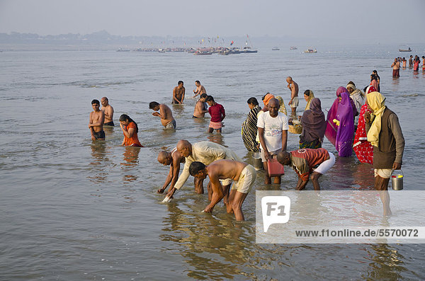 The Sangam  the confluence of the holy rivers Ganges  Yamuna and Saraswati  in Allahabad  busy with pilgrims  Allahabad  Uttar Pradesh  India  Asia