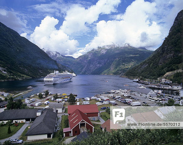 Kreuzfahrtschiff vor Anker liegend im Hafen von Geiranger  Geirangerfjord  UNESCO Weltnaturerbe  M¯re og Romsdal  Möre og Romsdal  Norwegen  Skandinavien  Europa