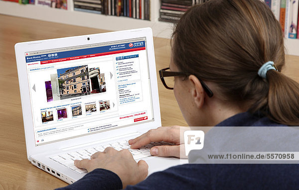 Frau am Laptop surft im Internet  bucht ein Hotel  HRS  Hotelbuchungs-Portal