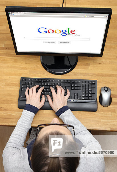 Frau am Computer surft im Internet  Google Deutschland  Web-Recherche