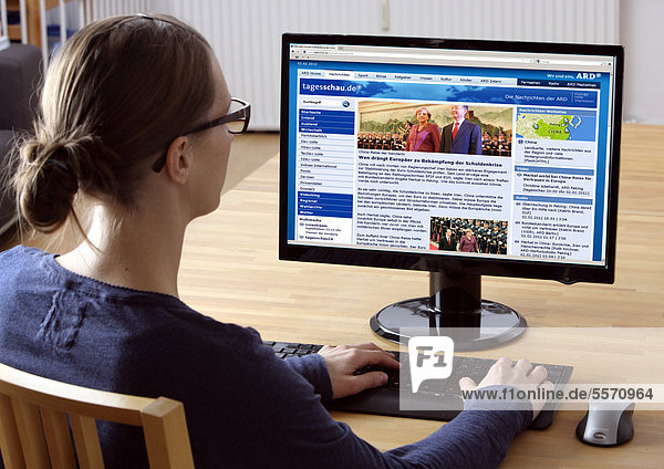 Frau am Computer surft im Internet  Tagesschau.de  Internetseite der ARD Tagesschau