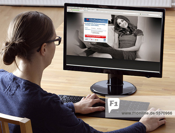 Frau am Computer surft im Internet  Partnersucheportal  Dating-Seite  Kontakt-Portal  Partnervermittlung  ElitePartner